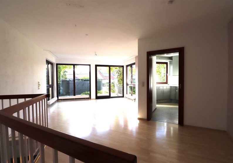 im Bild links Treppe in das Souterrain