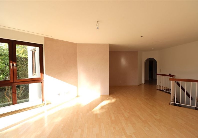 Wohnzimmer mit Treppe ins Souterrain