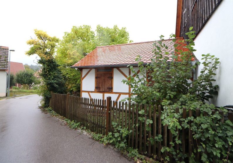 Garage neben Scheune