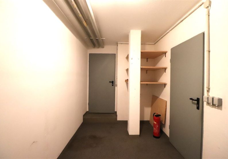 Kellerraum mit Zugang zu Tiefgarage