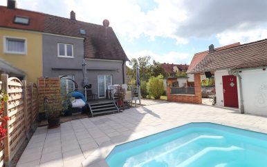 Blick vom Garten auf die Fassade