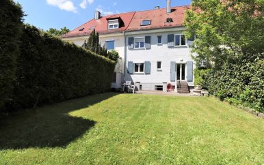 Vom Garten Blick auf die Fassade