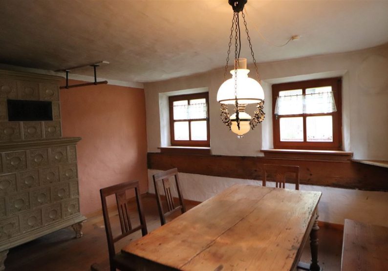 Blick in Wohnstube mit Kachelofen