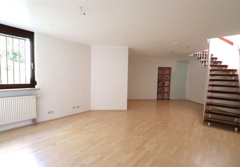 Souterrain mit Zugang zu Kellerraum zur Whg.