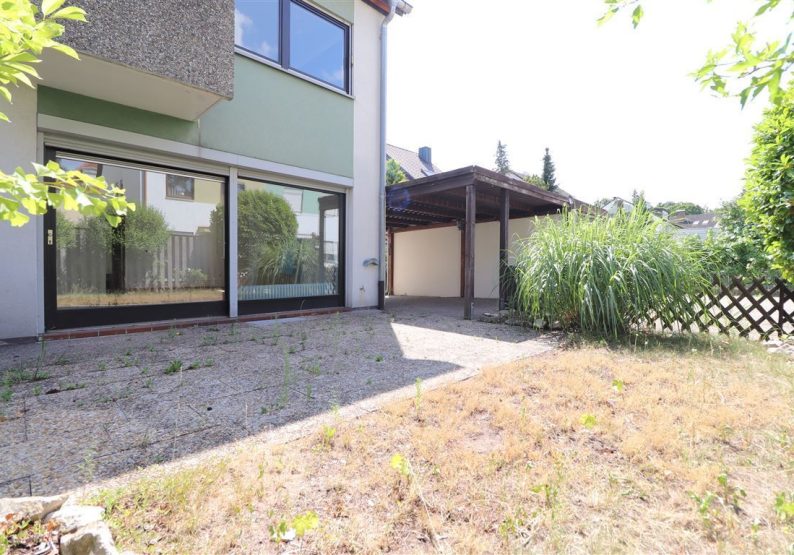 Terrasse - daneben Carport