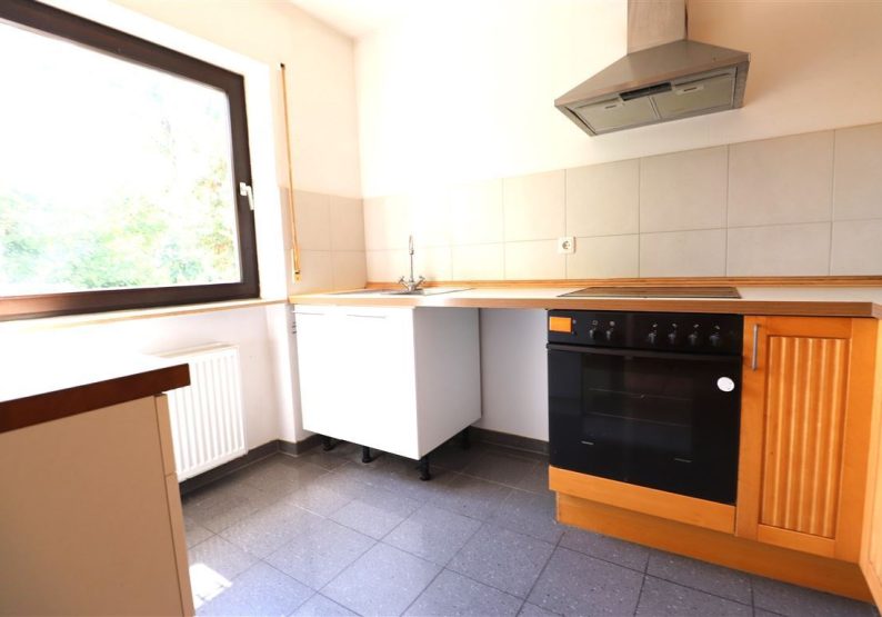 Küche mit Blick in den Garten