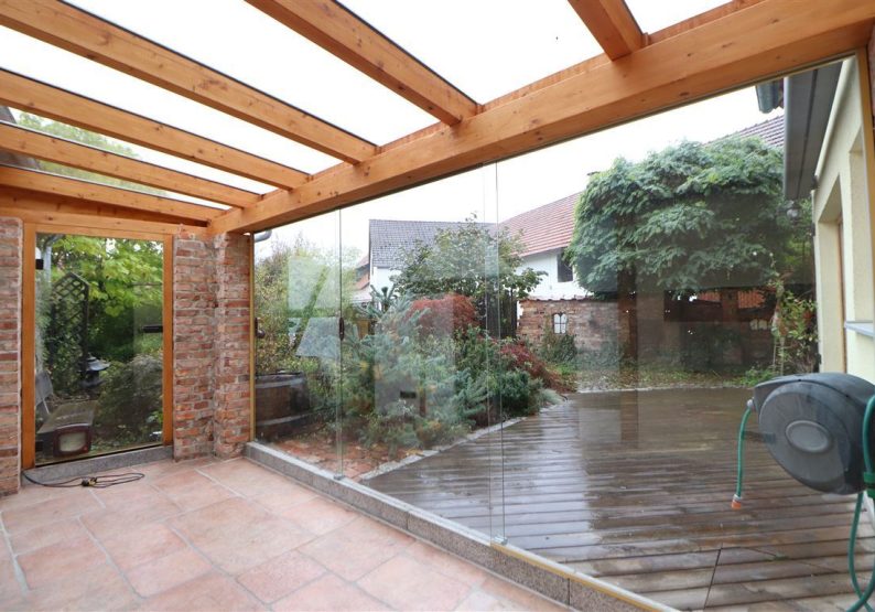 Blick in den Garten mit Teich