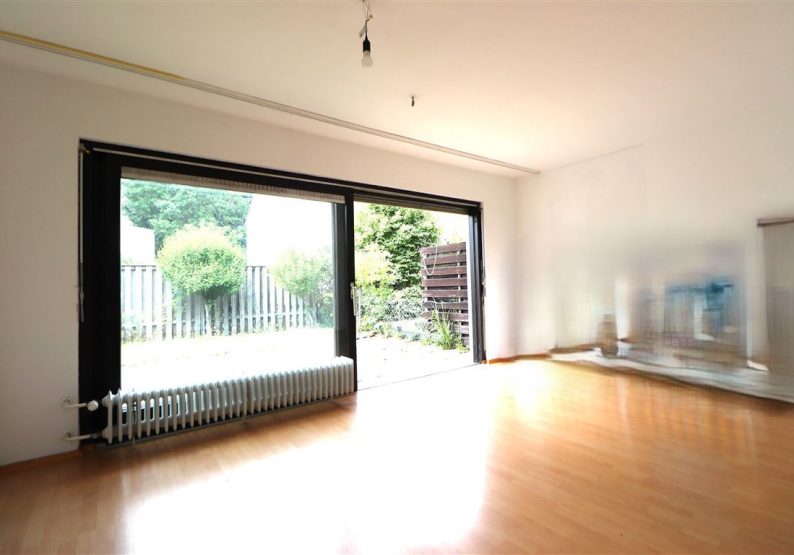 Wohnzimmer mit großen Fenstern