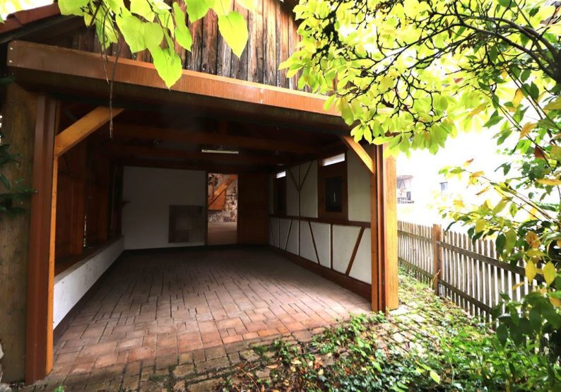 Blick in Garage mit Rolltor