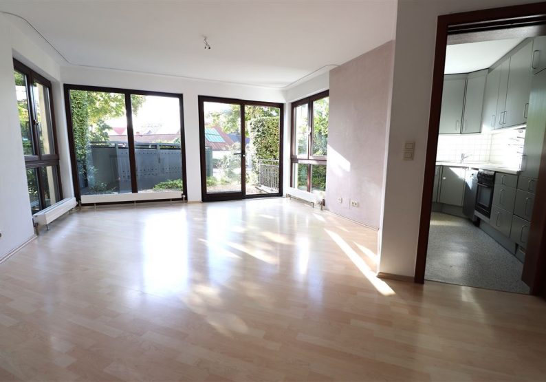 Wohnzimmer mit Blick zur Terrasse