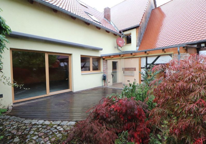 Im Bild links Anbau - ganz rechts Scheune