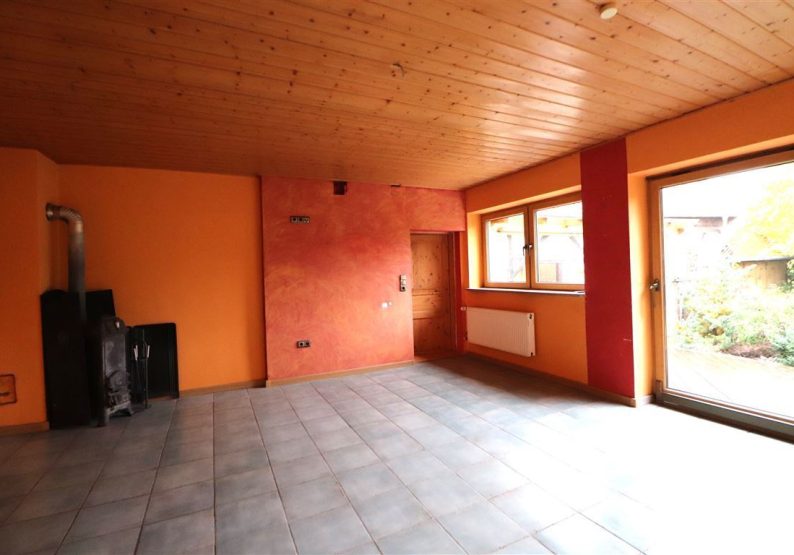 Wohnzimmer mit Schwedenofen im Anbau